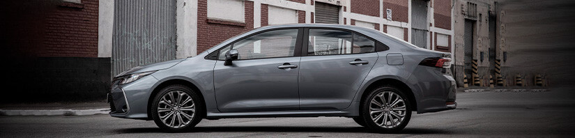 Toyota Corolla na cor prata e de perfil